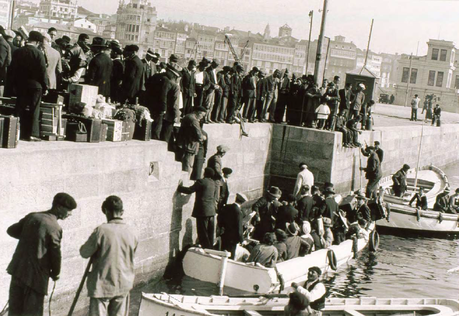 Embarque de emigrantes cara Sudamérica no porto da Coruña, 1920. Fotografía de Ángel Blanco.